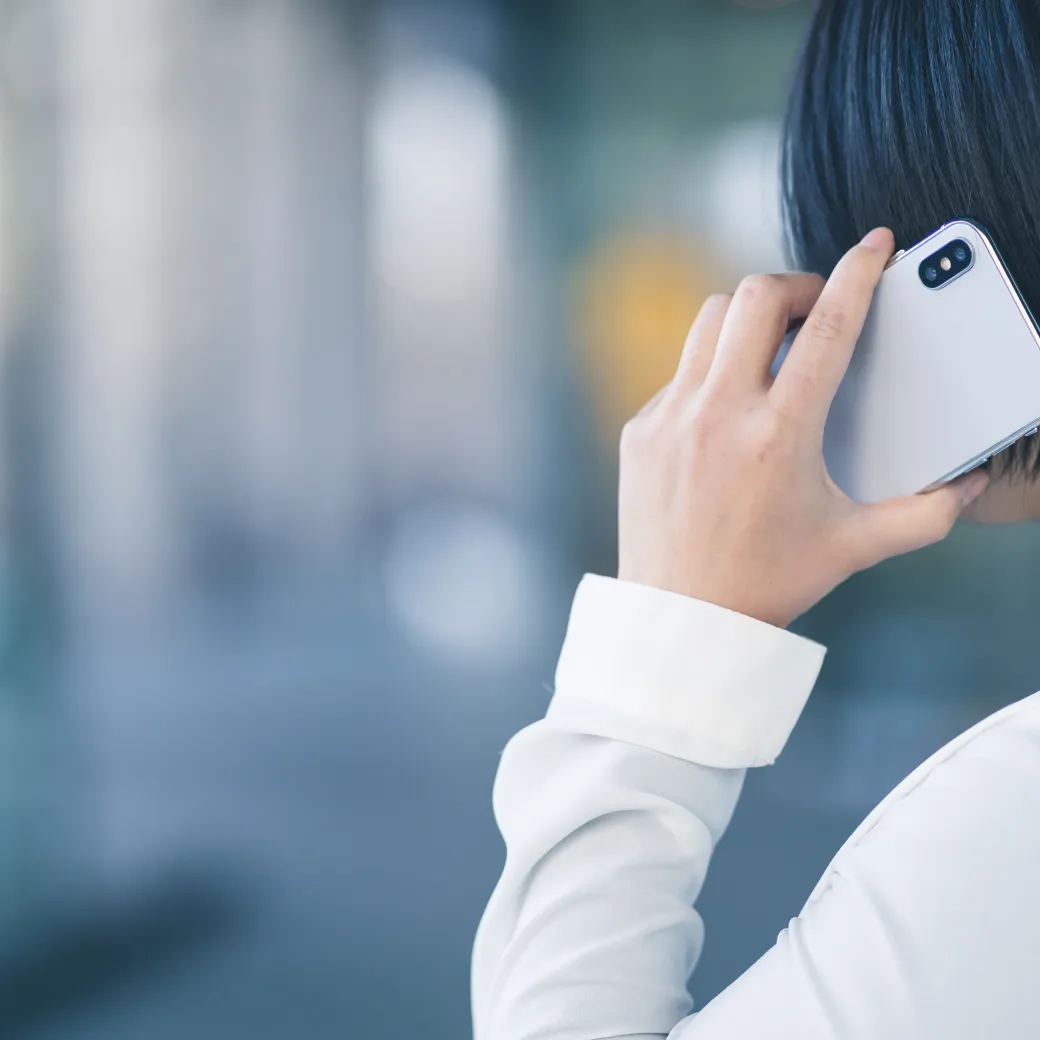 画像：スマホで電話している女性