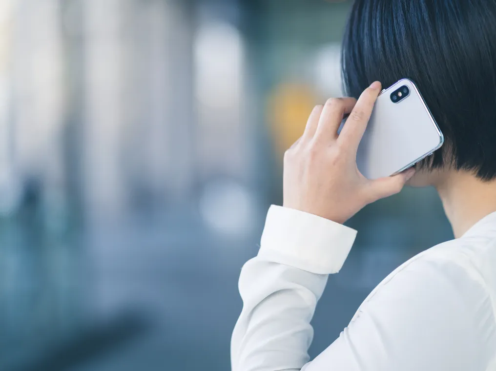 写真：スマホで電話しています